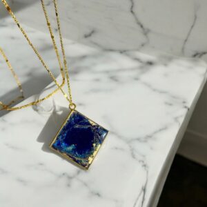 Elegancki Łańcuszek z Ręcznie Wykonanym Wisiorkiem z Żywicy Epoksydowej