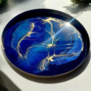 Elegancka Złota Taca z Żywicą Epoksydową w Granatowych Odcieniach i ze Złotym Wzorem - 30 cm