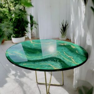 Ręcznie wykonany stolik z żywicy epoksydowej w odcieniach zieleni i złota
