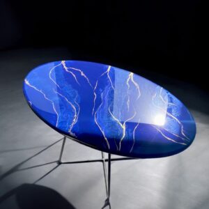 Ręcznie wykonany stolik z żywicy epoksydowej w odcieniach szafiru i złota