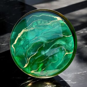 Elegancka Złota Taca z Żywicą Epoksydową w Zielonych Odcieniach i ze Złotym Wzorem