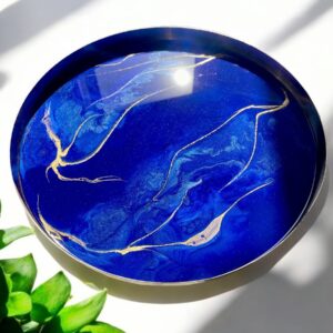 Elegancka Złota Taca z Żywicą Epoksydową w Granatowych Odcieniach i ze Złotym Wzorem - 30 cm