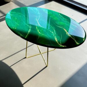 Stolik kawowy z zielonym blatem z żywicy i złotym stelażem | 80x50 cm | Nowoczesny design