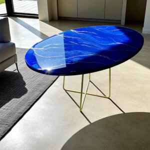Stolik kawowy z niebieskim blatem z żywicy i złotym stelażem | 80x50 cm | Nowoczesny design glamour