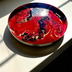 Elegancka Złota Taca z Żywicą Epoksydową w odcieniach czerwi oraz czarnego z dodatkiem złota